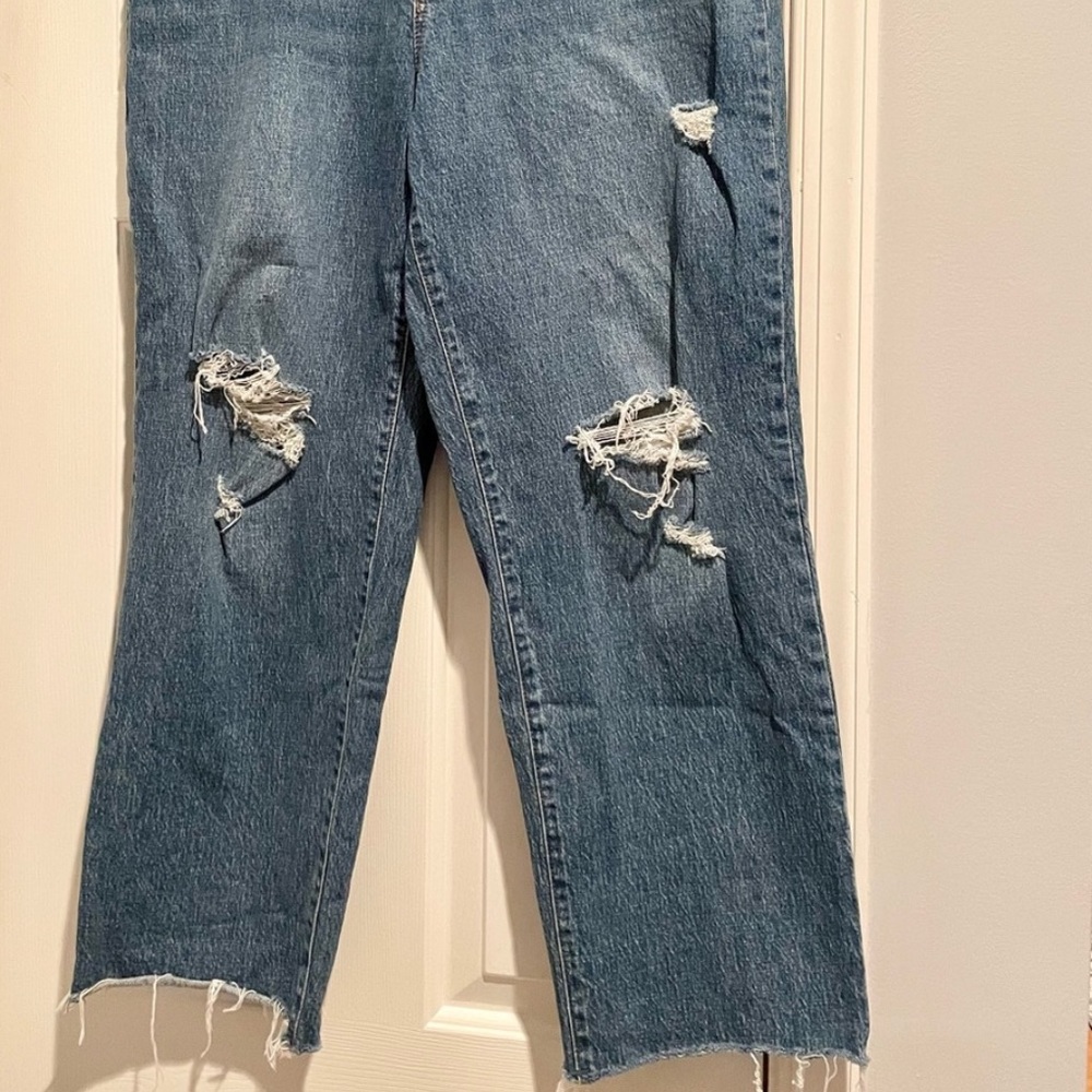 Universal Thread distressed women’s boyfriend fit jeans size 12/31r - Picture 2 of 4